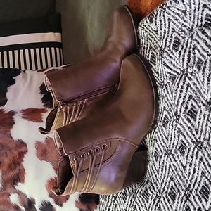 Baretraps Brown Raewyn Ankle Bootie size 6